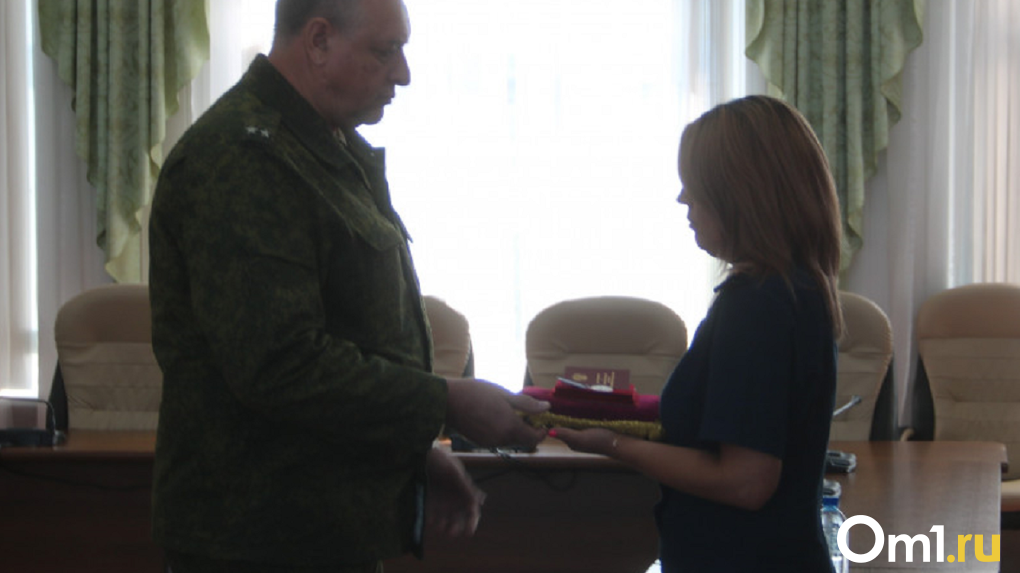 В Бердске вдове участника СВО, погибшего при спасении людей в Костроме, вручили медаль за подвиг мужа