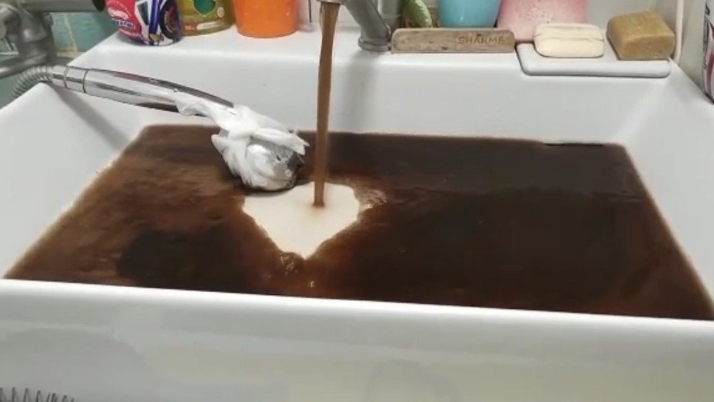 Жители Коченевского района Новосибирской области пожаловались на коричневую воду из крана