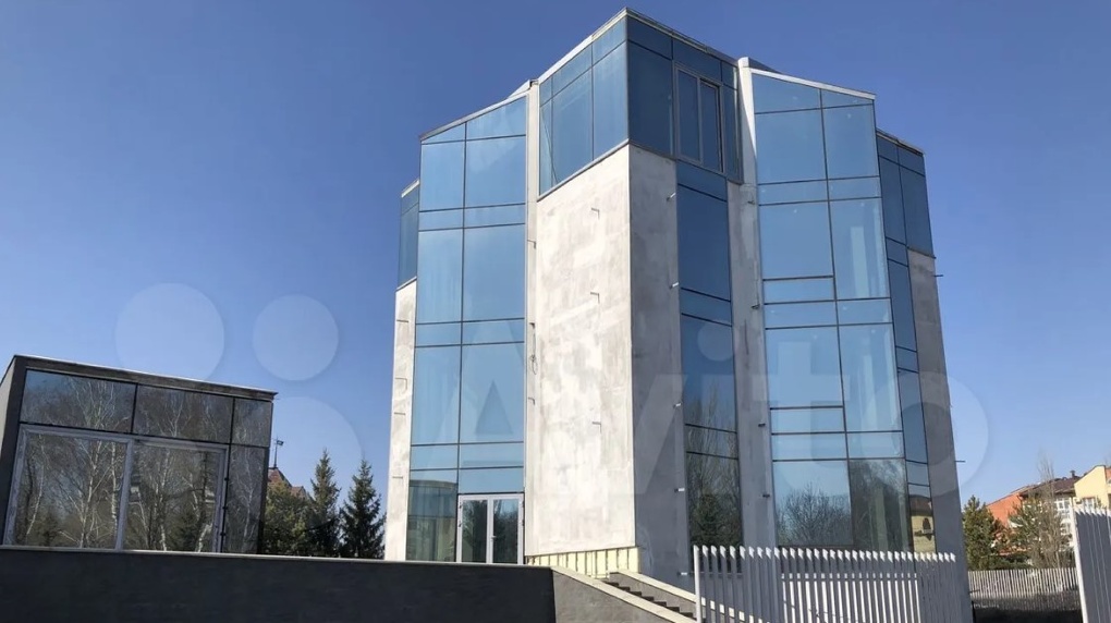 В центре Омска за 55 миллионов продают прозрачный коттедж с панорамными окнами и стеклянным лифтом