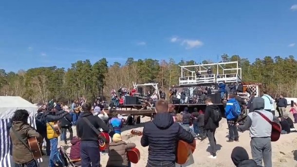 На пляже в новосибирском Академгородке сотни гитаристов исполнили песню Егора Летова. ВИДЕО