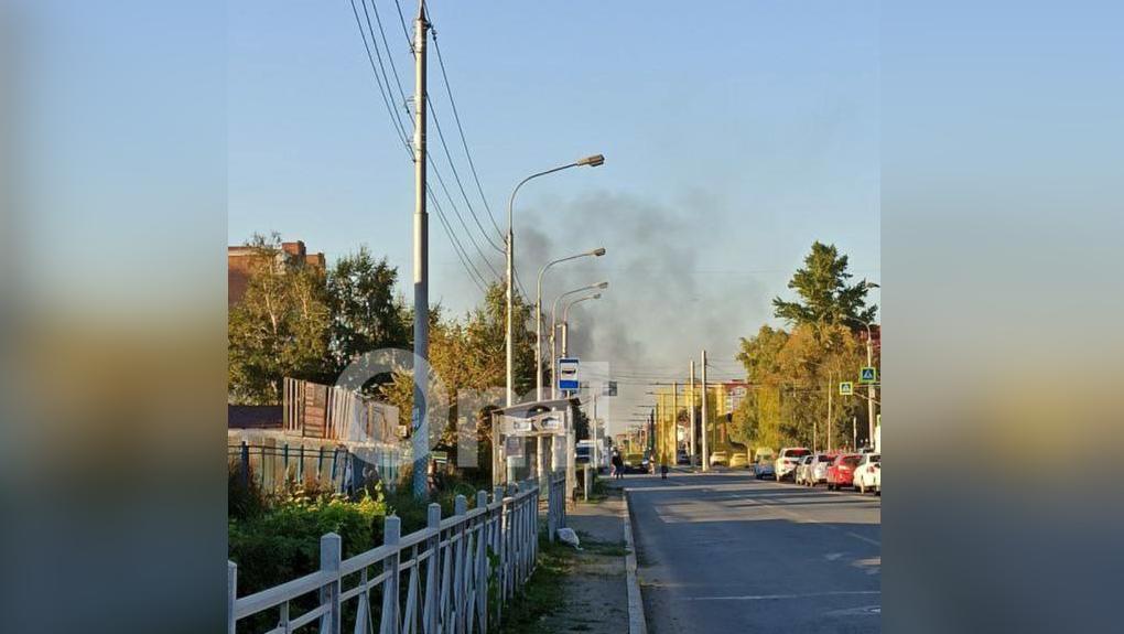 В Омске второй день подряд загорается свалка