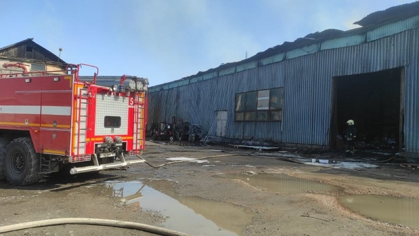 Крупный пожар на складе в Калининском районе Новосибирска ликвидировали