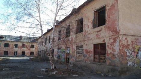 Омский подрядчик отказался сносить аварийную двухэтажку, которую горожане считают криминальной зоной
