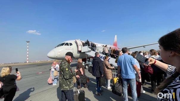 Омичи больше семи часов ждут рейс в курортный город