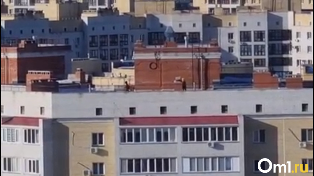 А если упадут? На крыше омской многоэтажки на Левобережье дети играли в догонялки