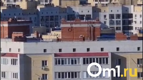 А если упадут? На крыше омской многоэтажки на Левобережье дети играли в догонялки
