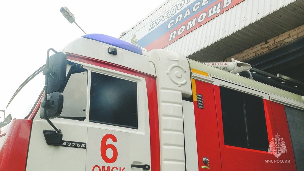 Омские пожарные потушили пылающее поле возле новых многоэтажек