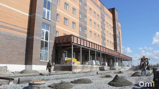 Строительство поликлиники в микрорайоне Новомарусино проверил депутат новосибирского горсовета
