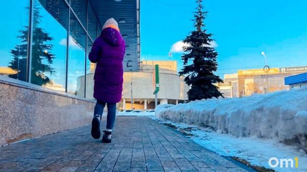 Затащил в подъезд и начал раздевать. В Омске педофил пытался изнасиловать школьницу