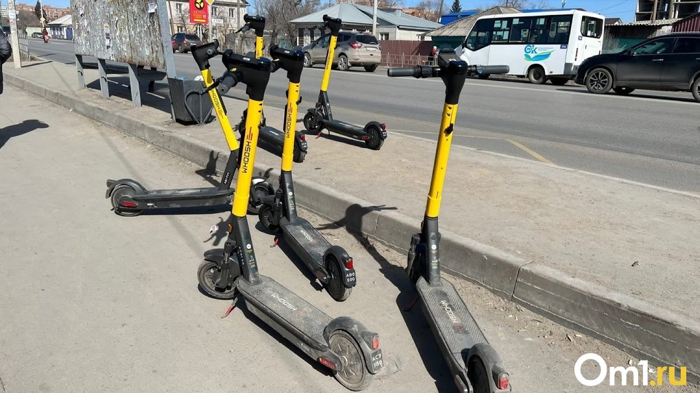 В Омске планируют штрафовать владельцев самокатов за хаотичную парковку