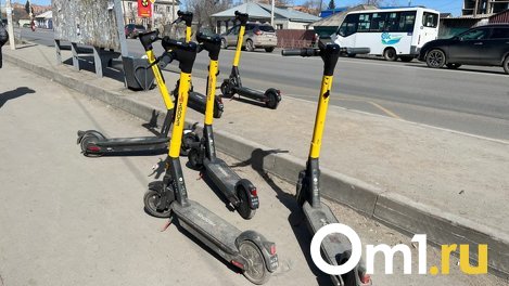 В Омске планируют штрафовать владельцев самокатов за хаотичную парковку