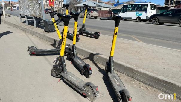 В Омске планируют штрафовать владельцев самокатов за хаотичную парковку