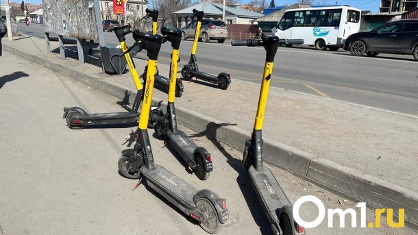 В Омске планируют штрафовать владельцев самокатов за хаотичную парковку