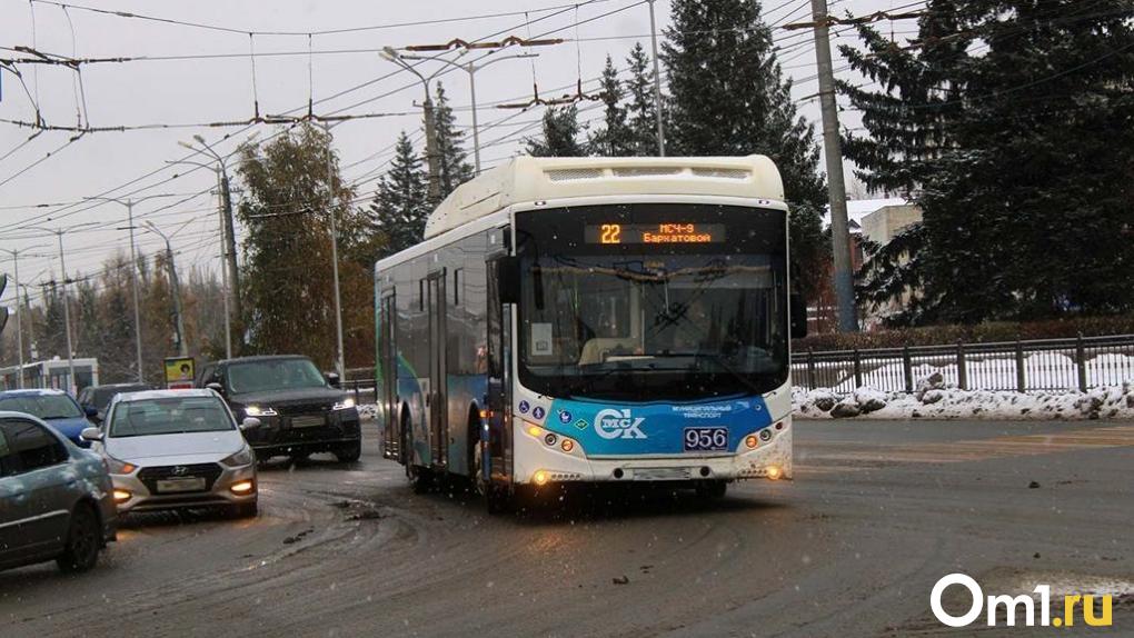 На восьми омских маршрутах сократят количество автобусов