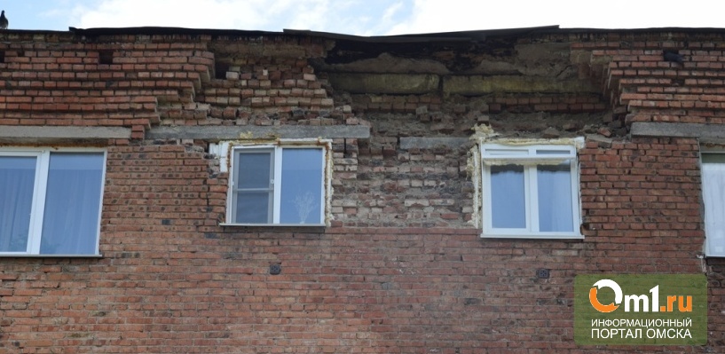 В Омске может разрушиться еще один дом