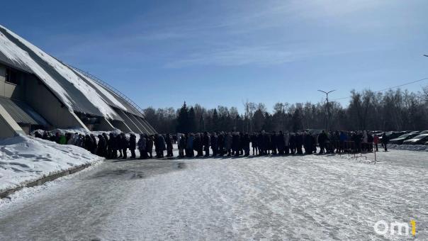 Омичи выстроились в гигантскую очередь на концерт Стаса Михайлова