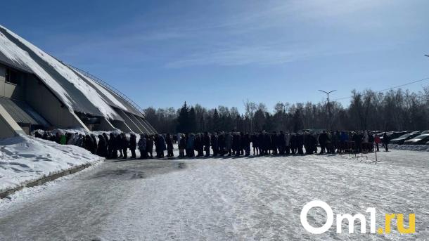 Омичи выстроились в гигантскую очередь на концерт Стаса Михайлова