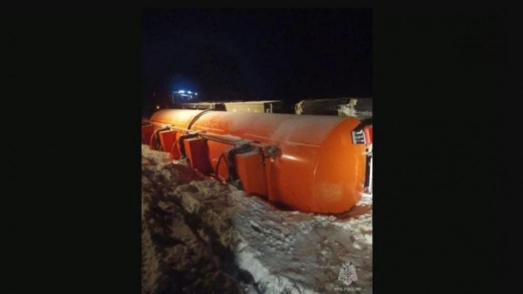 Новосибирец сжёг более 20 тонн солярки, вытекшей из перевёрнутого бензовоза