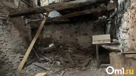 Омичи пожаловались, что из их дома бегут даже тараканы — настолько всё плохо