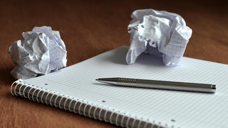 Омские чиновники шесть лет отказывали сироте в жилье из-за ошибки суда