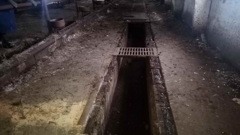 Два жителя Омской области перевозили украденный металл в капоте от старого автомобиля