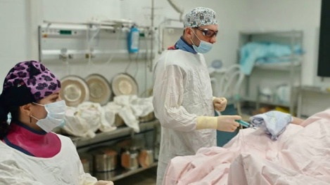 Мог только разговаривать и моргать. Врачи годами не могли понять, почему омич теряет кровь