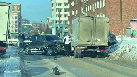 Водитель Porsche скрылся с места массового ДТП у ТЦ «Аура» в Новосибирске