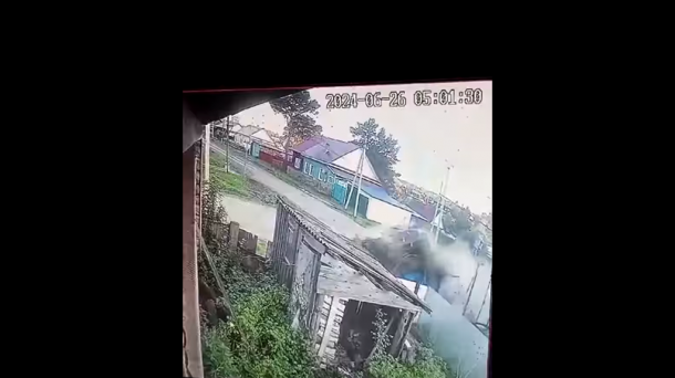 Пьяный омич на машине взлетел и приземлился в чужой сарай