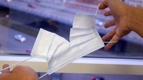 В Роспотребнадзоре разрешили омичам не носить маску на улице