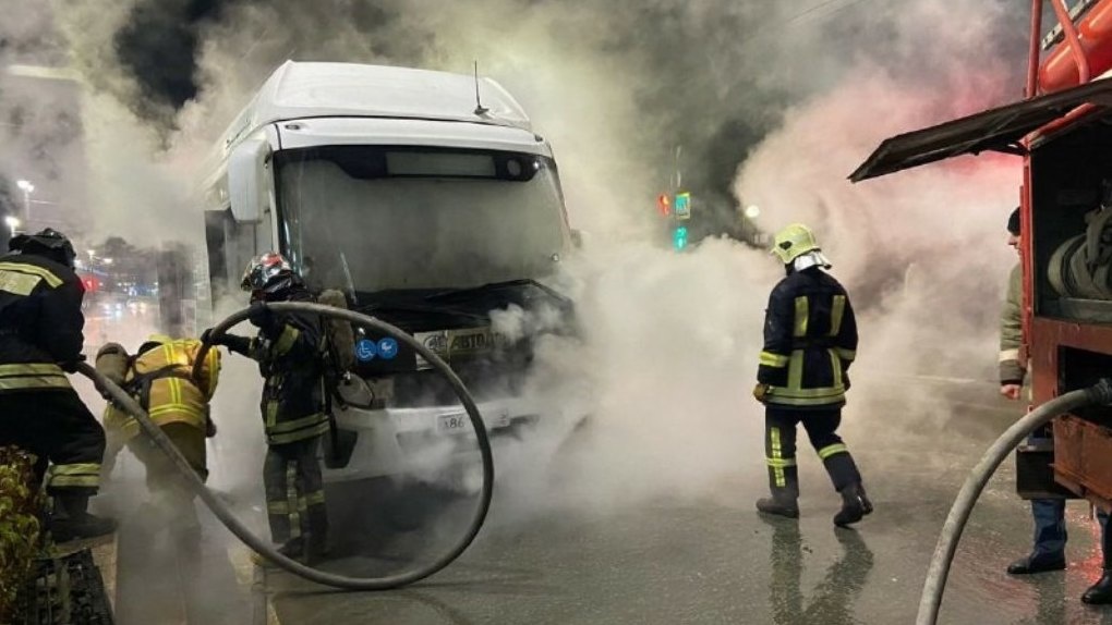 Перевозчика, чей автобус загорелся в Омске, ждет выездная проверка