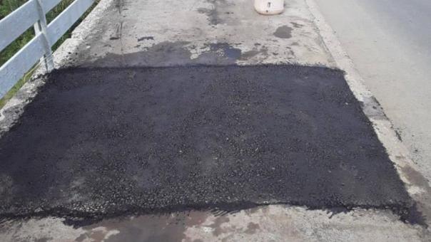 Провал тротуара на омском мосту у телецентра устранили