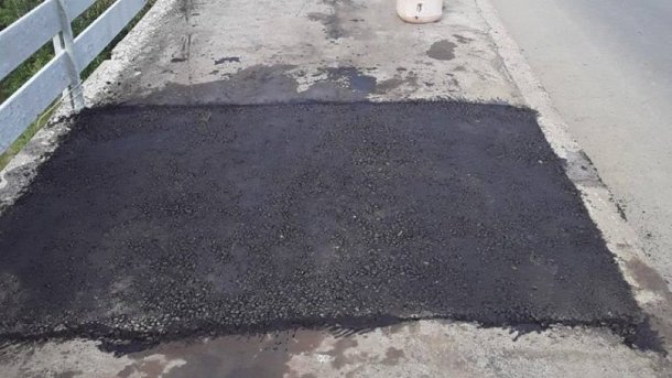 Провал тротуара на омском мосту у телецентра устранили