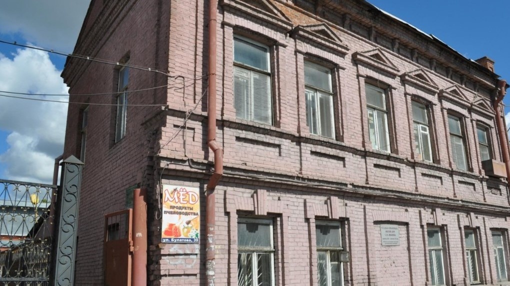 В Омске по цене однокомнатной квартиры продают особняк 19 века в центре города