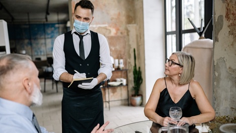 Среди новосибирцев ищут официанта для работы на чемпионате мира по футболу в Катаре