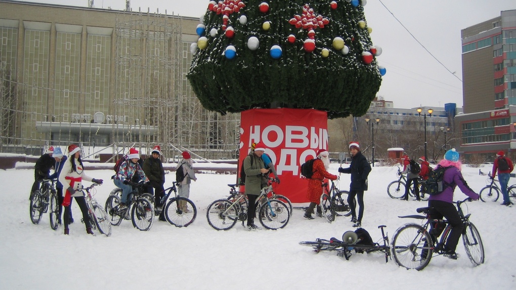 Десятки Дедов Морозов весело прокатились на велосипедах по Красному проспекту