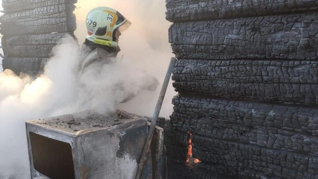 При пожаре в частном доме в Новосибирске пострадал человек