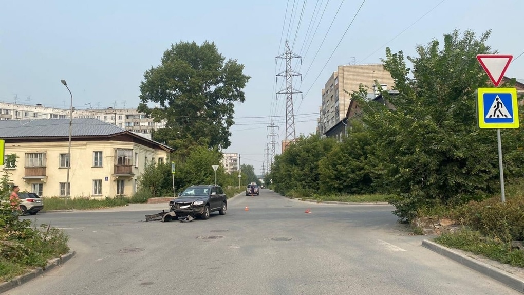 Части автомобиля на асфальте: 9-летний мальчик и пенсионерка пострадали в аварии в Новосибирске