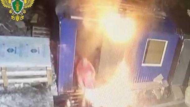 Пьяный омич на стройке поджёг бытовку с тремя спящими коллегами внутри