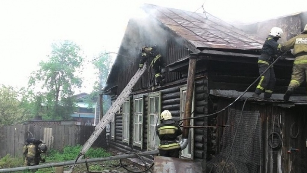Омские пожарные предотвратили взрыв газовых баллонов в жилом доме