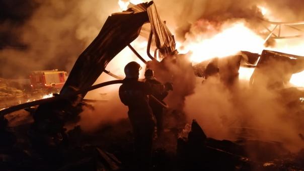 Пожарные всю ночь тушили пожар в пункте приёма вторсырья ВИДЕО