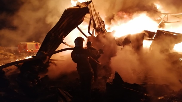 Пожарные всю ночь тушили пожар в пункте приёма вторсырья ВИДЕО