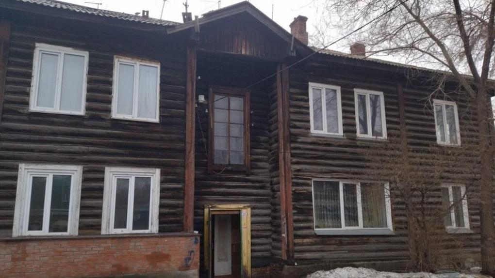 В Омске не хотят расселять жильцов из опасного двухэтажного дома