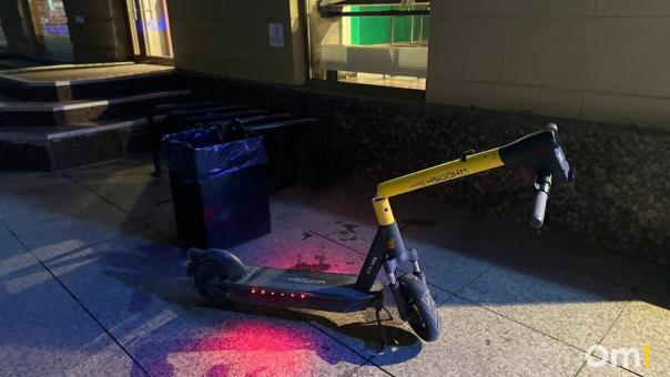 В элитном районе Омска сломали пополам электросамокат
