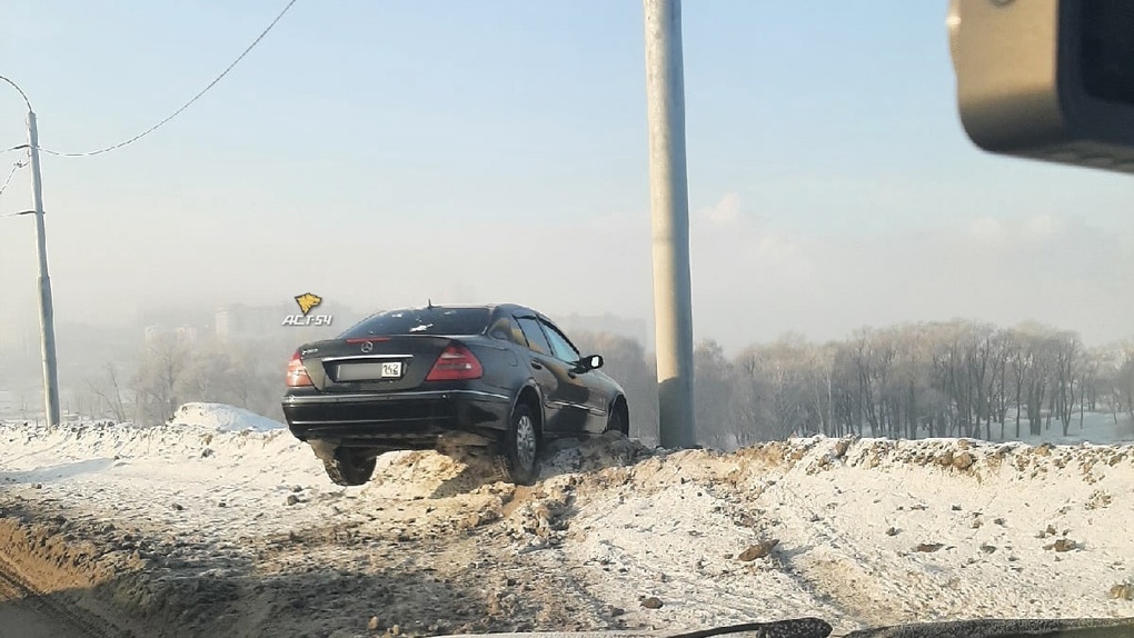 Mercedes едва не улетел с Октябрьского моста в Новосибирске