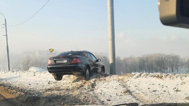 Mercedes едва не улетел с Октябрьского моста в Новосибирске