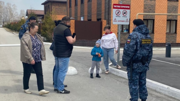 Новосибирские приставы вернули матери 4-летнего сына