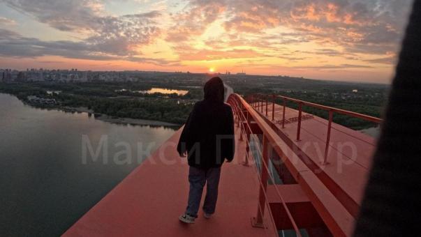 Подростки в Новосибирске снова взобрались на Бугринский мост — опасный тренд