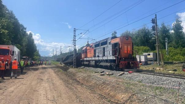 СК начал проверку после схода тепловоза и вагонов под Новосибирском