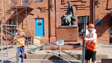 Памятник Чокану Валиханову в Омске отремонтируют до конца июля