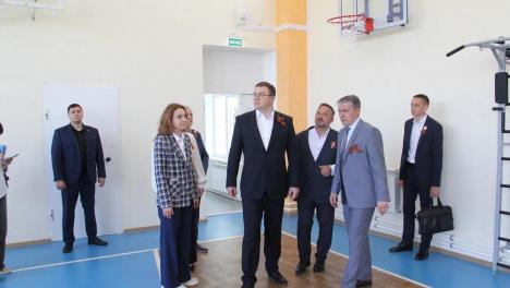 Губернатор Виталий Хоценко оценил обновлённую школу в Омском районе
